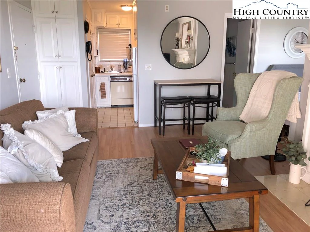 Image number 4 for the current listing