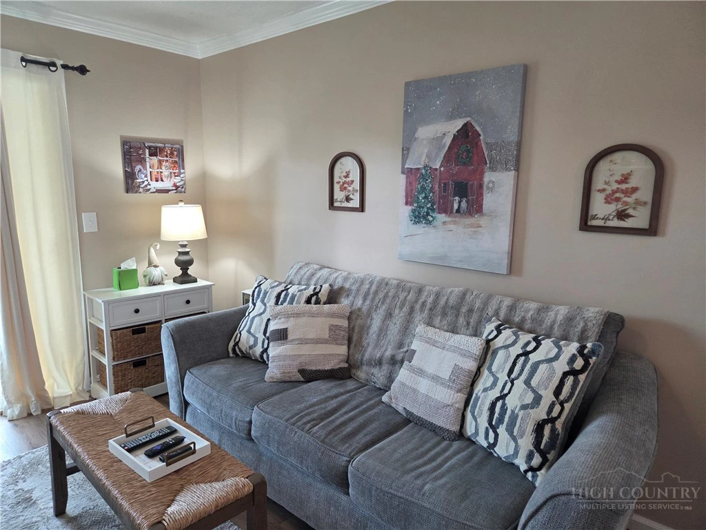 Image number 3 for the current listing