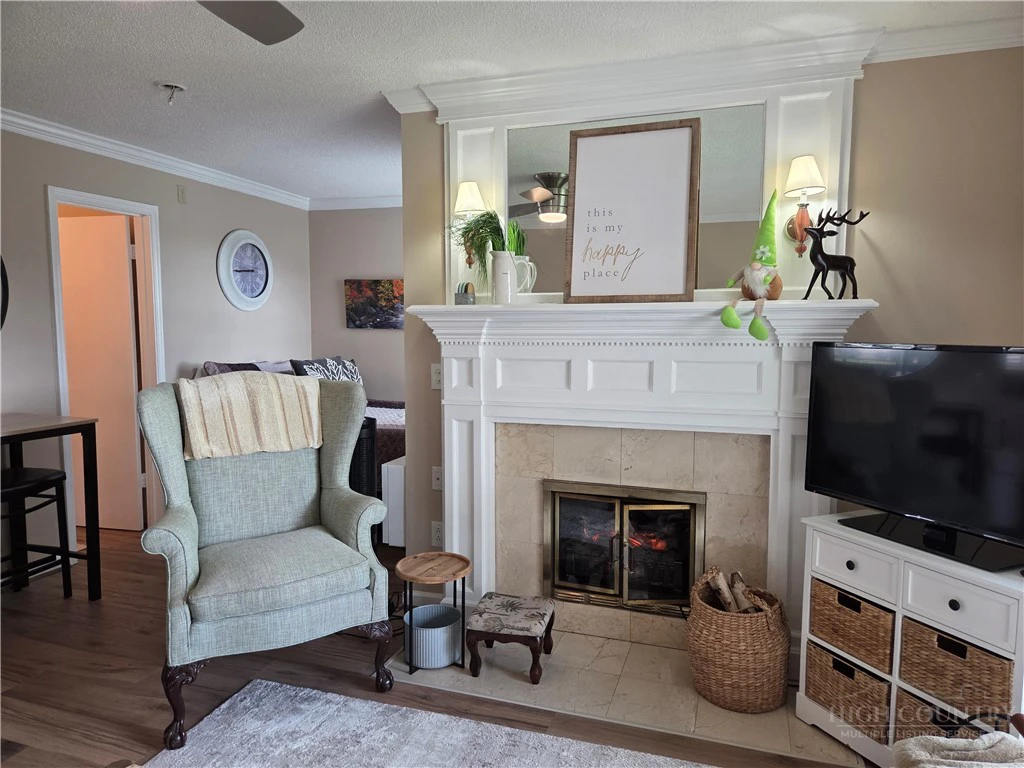Image number 4 for the current listing