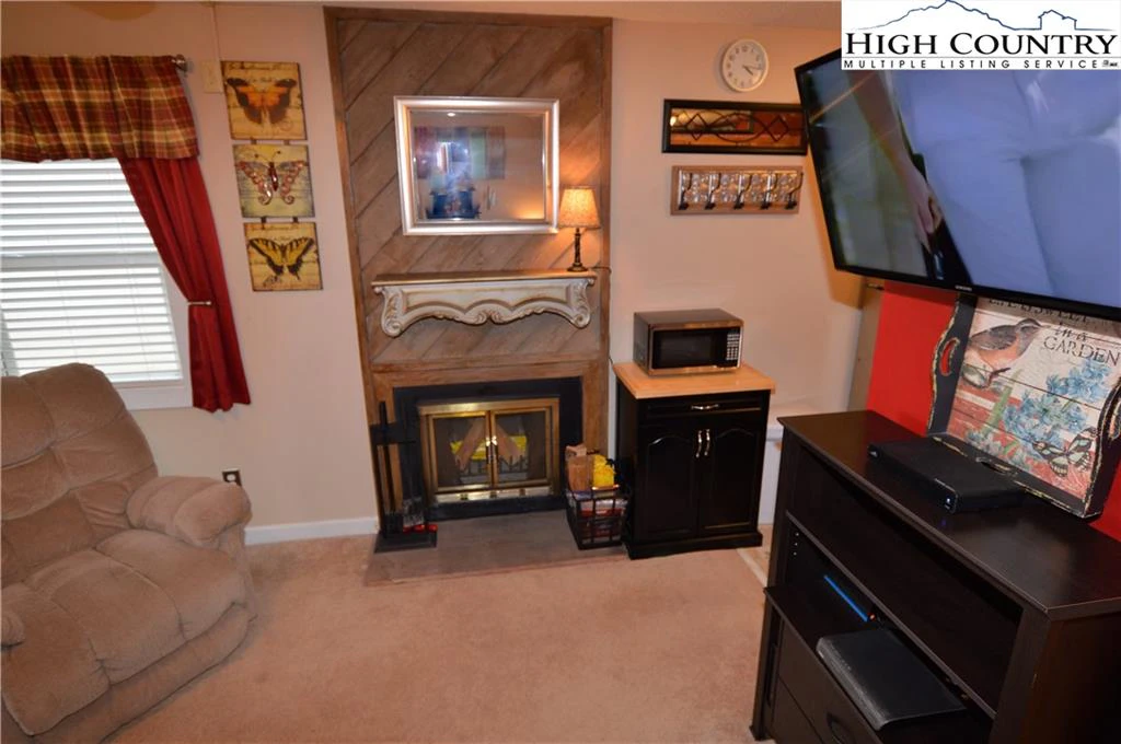 Image number 13 for the current listing