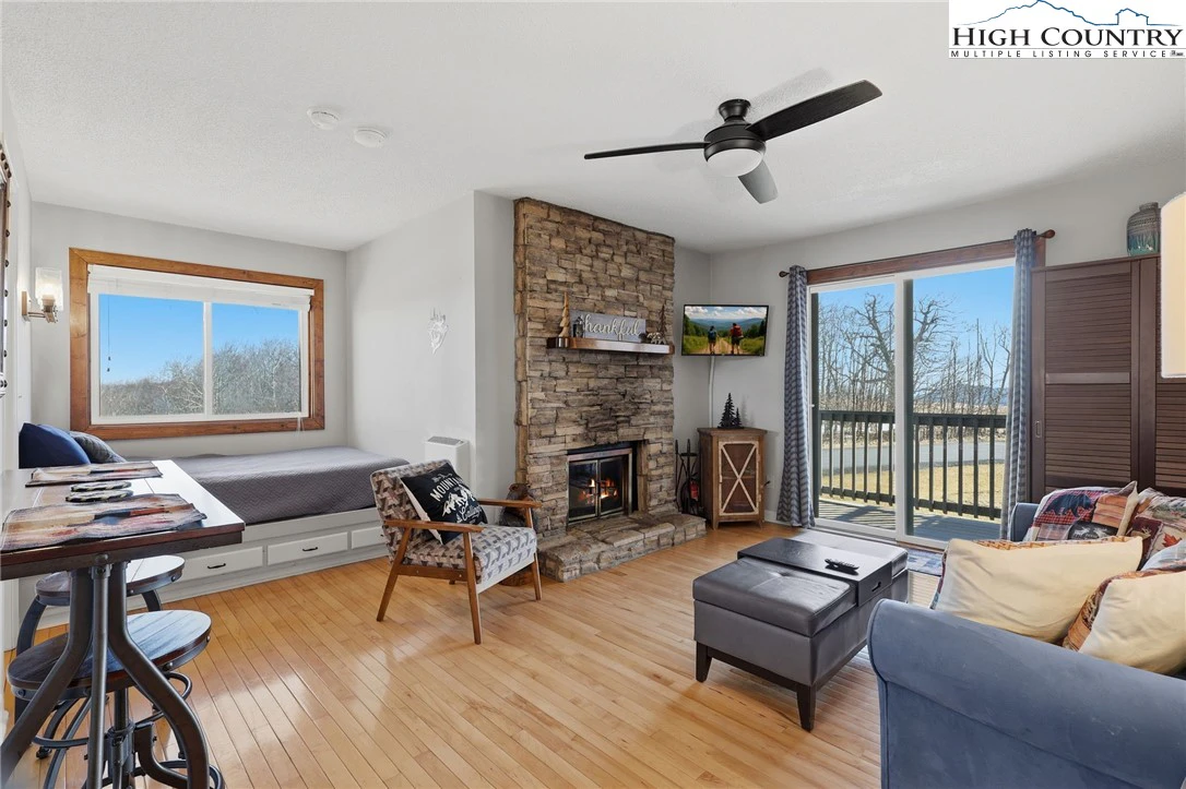 Image number 1 for the current listing