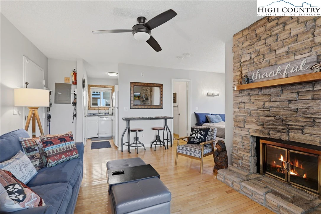 Image number 19 for the current listing