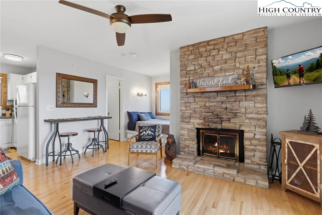 Image number 18 for the current listing