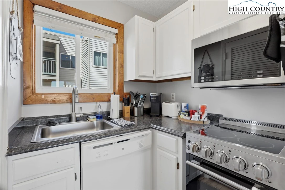 Image number 15 for the current listing