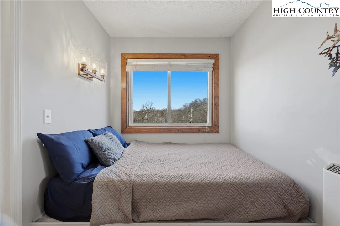 Image number 2 for the current listing