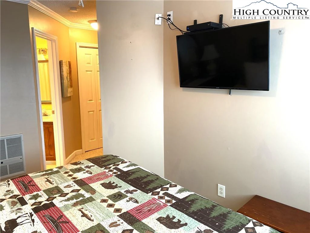 Image number 18 for the current listing