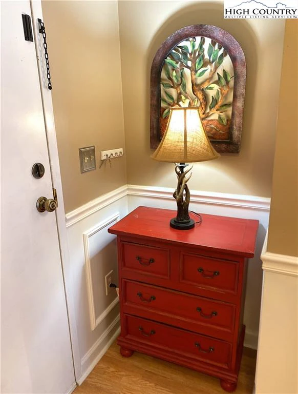 Image number 13 for the current listing