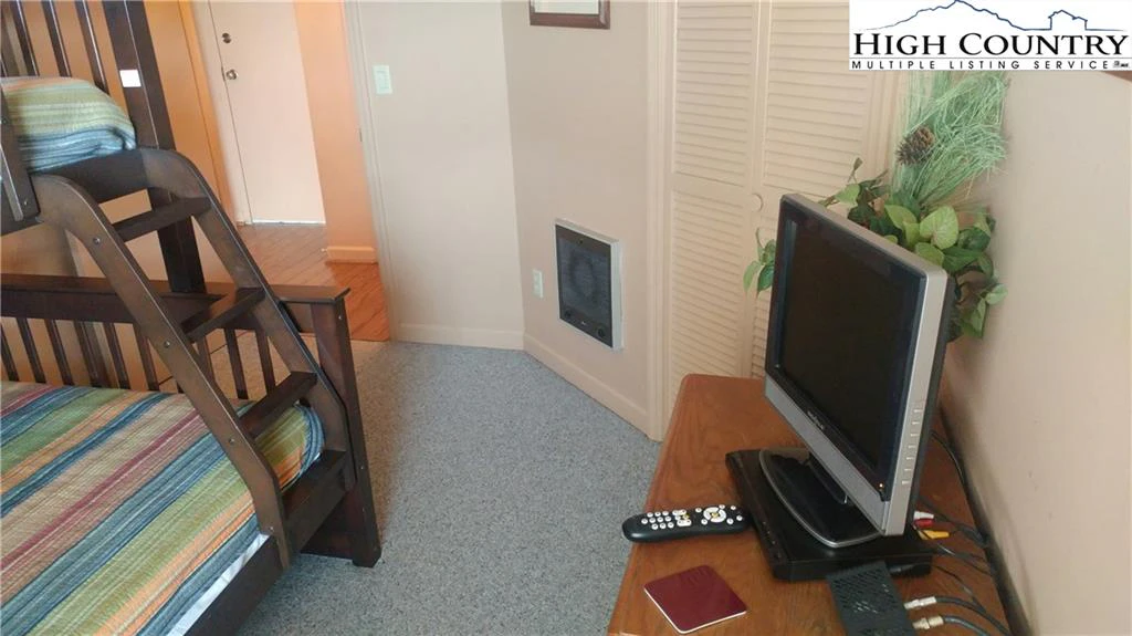 Image number 14 for the current listing