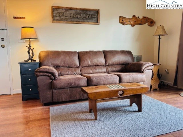 Image number 6 for the current listing