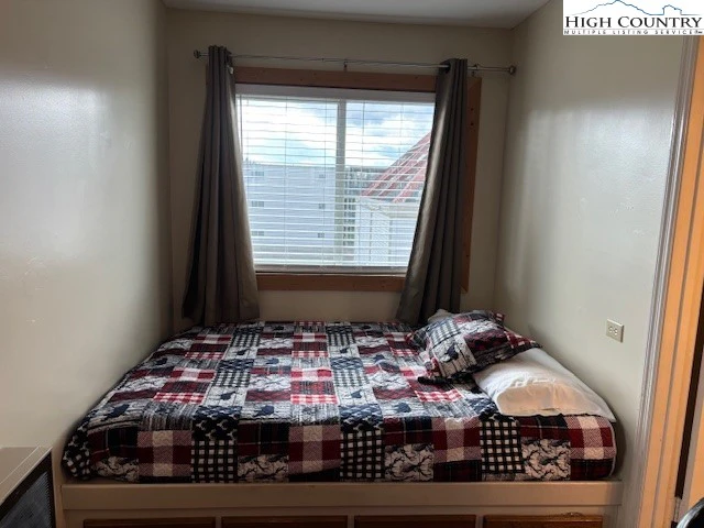 Image number 9 for the current listing