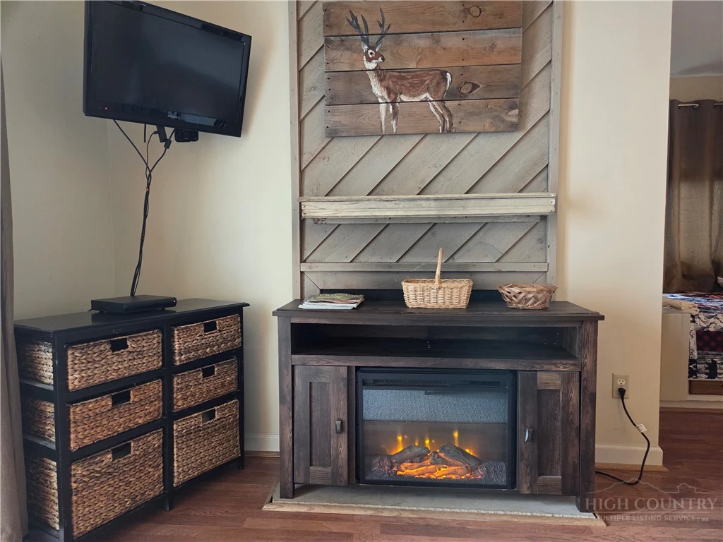 Image number 3 for the current listing