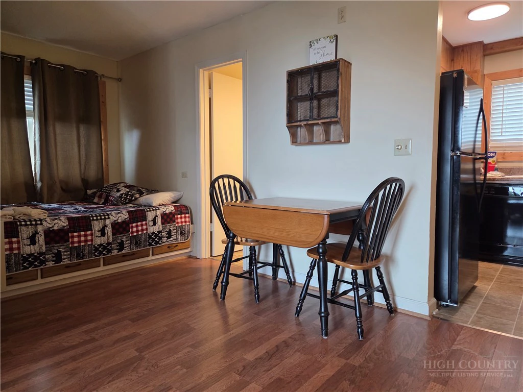 Image number 4 for the current listing