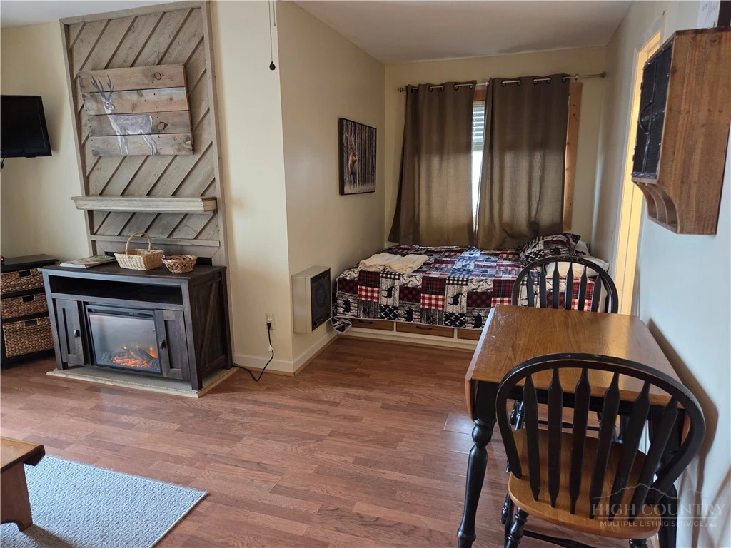 Image number 5 for the current listing