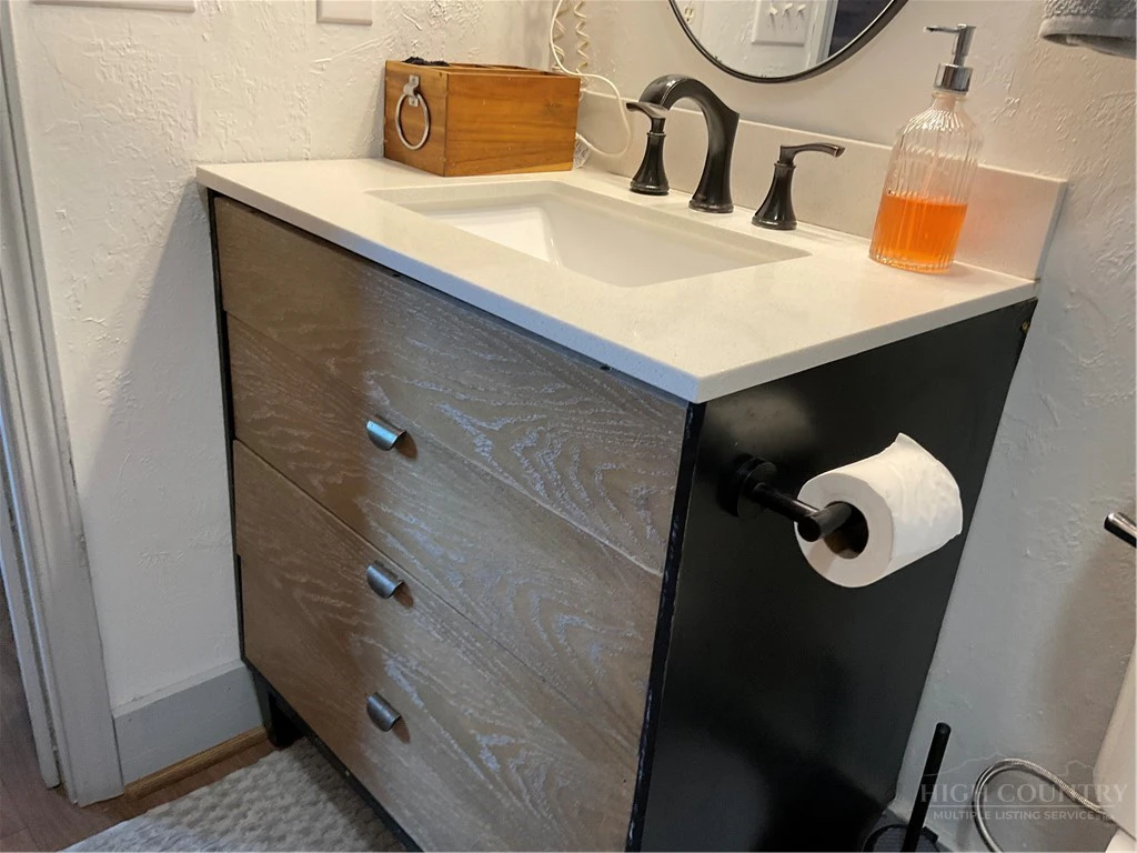 Image number 15 for the current listing