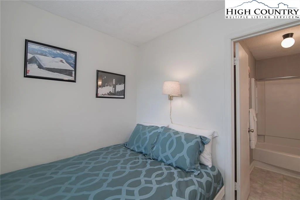 Image number 3 for the current listing