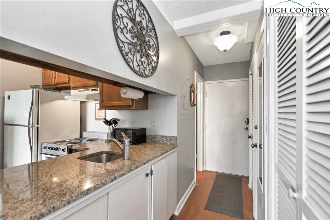 Image number 3 for the current listing