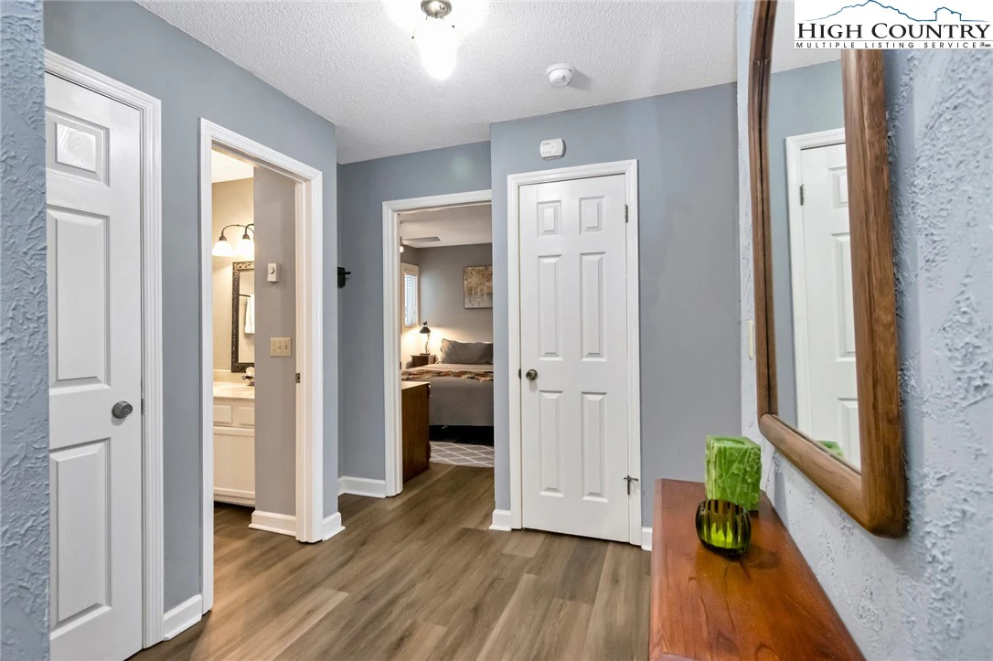 Image number 1 for the current listing