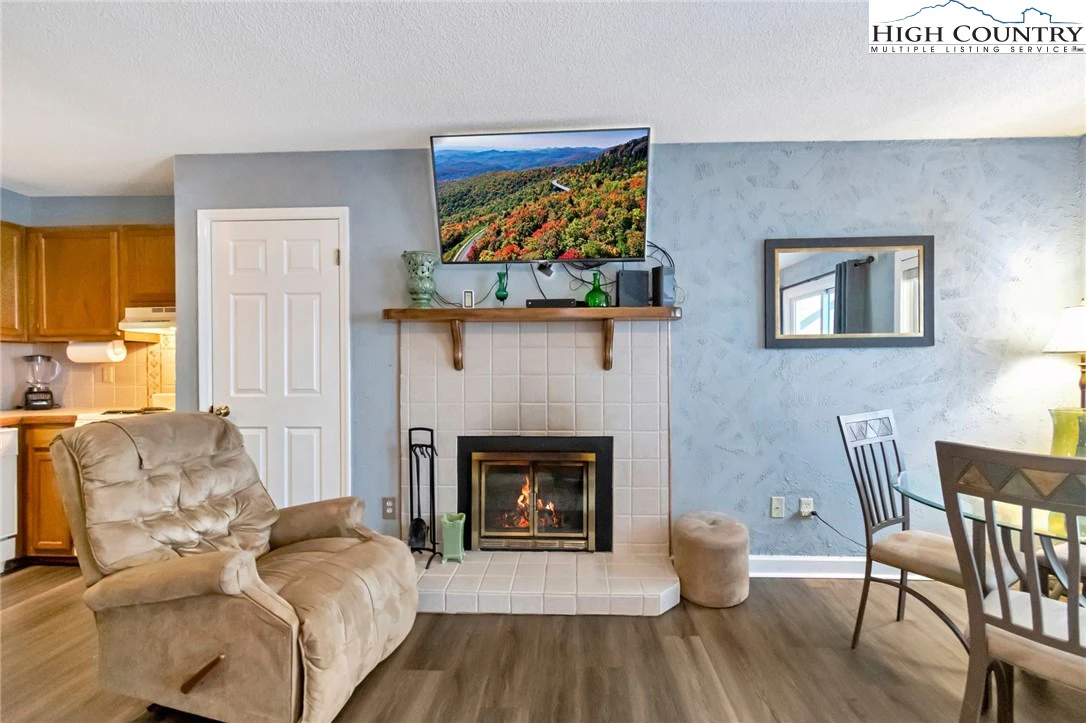 Image number 14 for the current listing