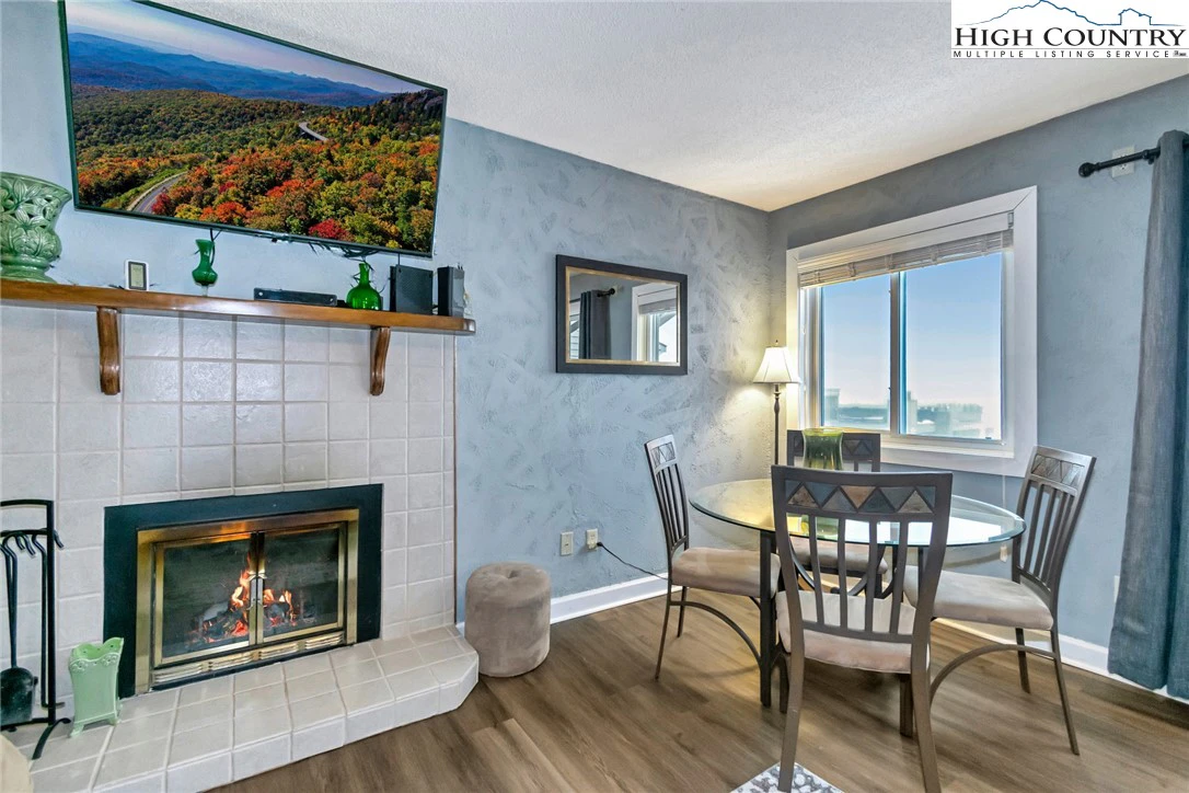 Image number 3 for the current listing