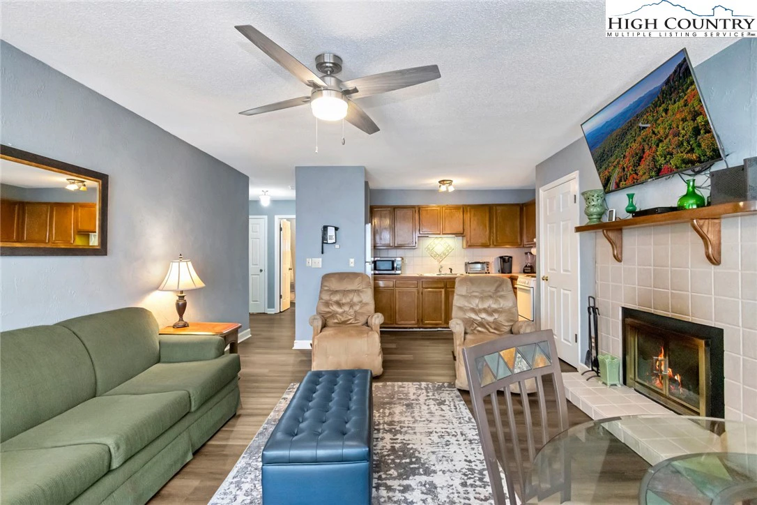 Image number 4 for the current listing