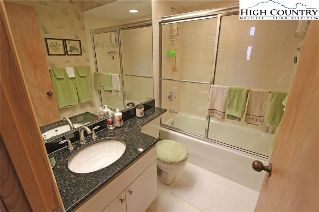 Image number 3 for the current listing