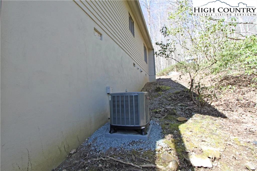 Image number 14 for the current listing
