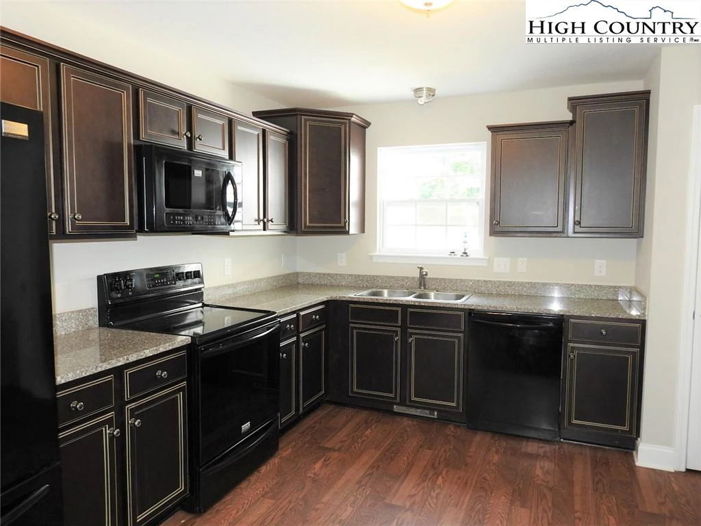 Image number 3 for the current listing