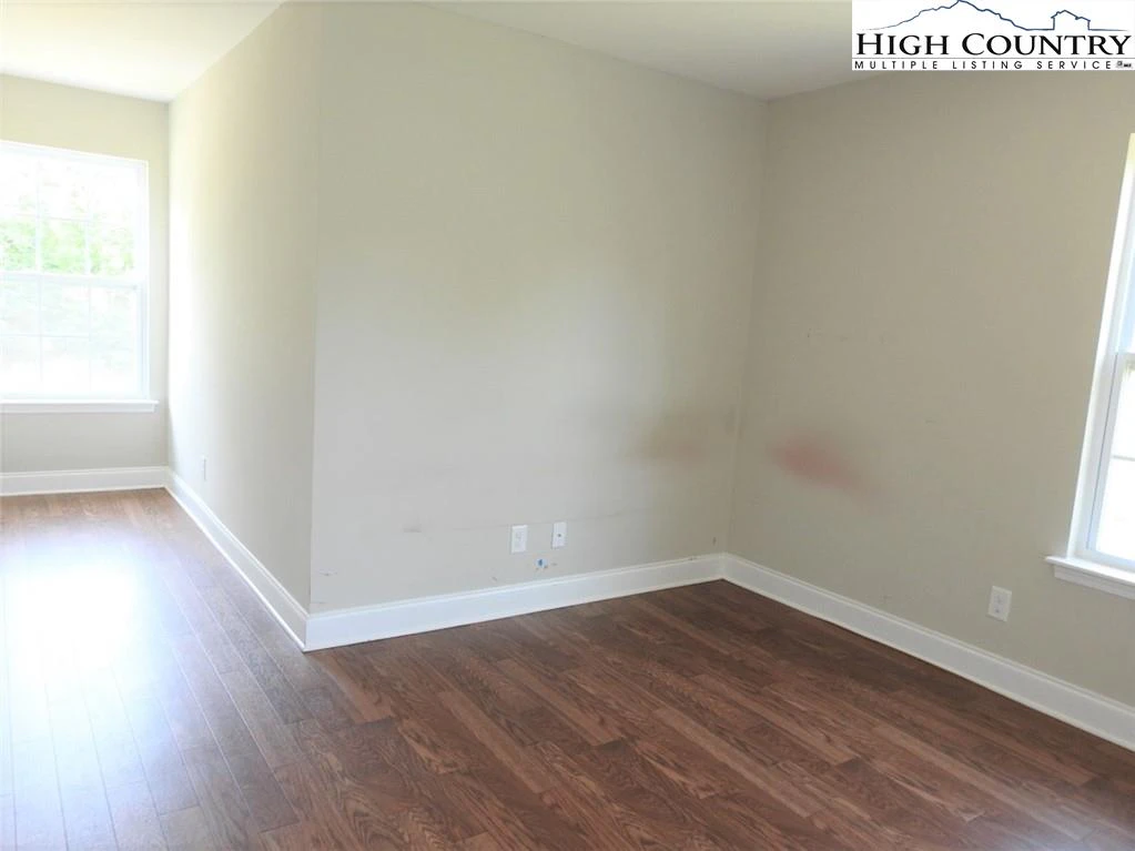 Image number 4 for the current listing