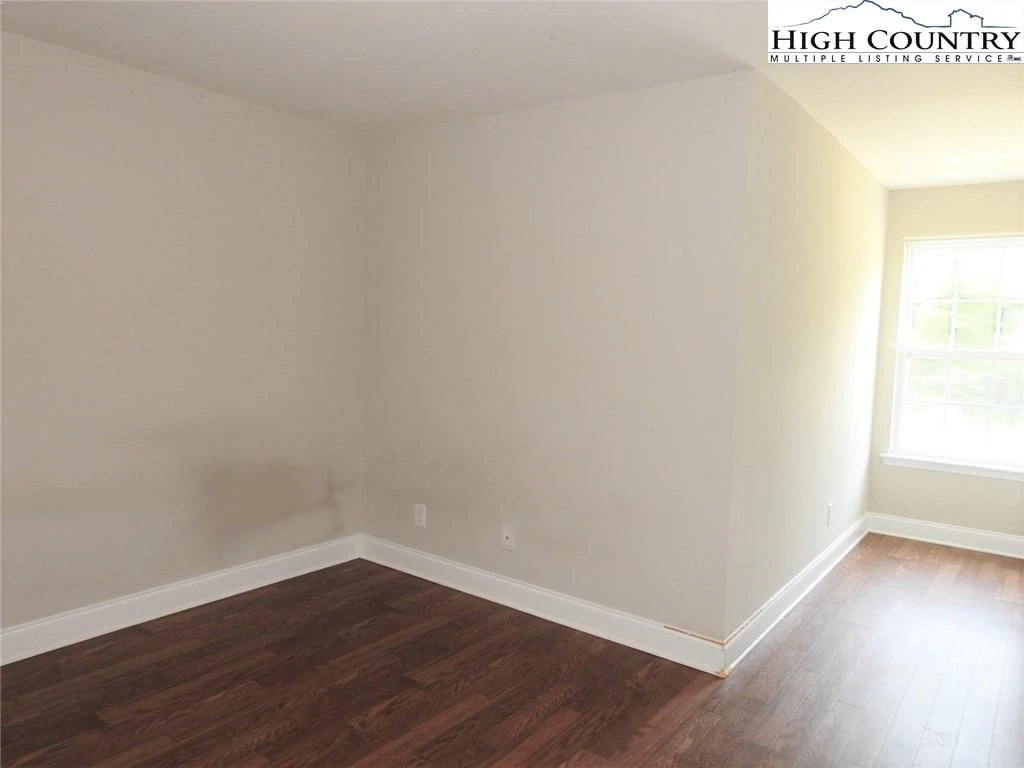 Image number 5 for the current listing
