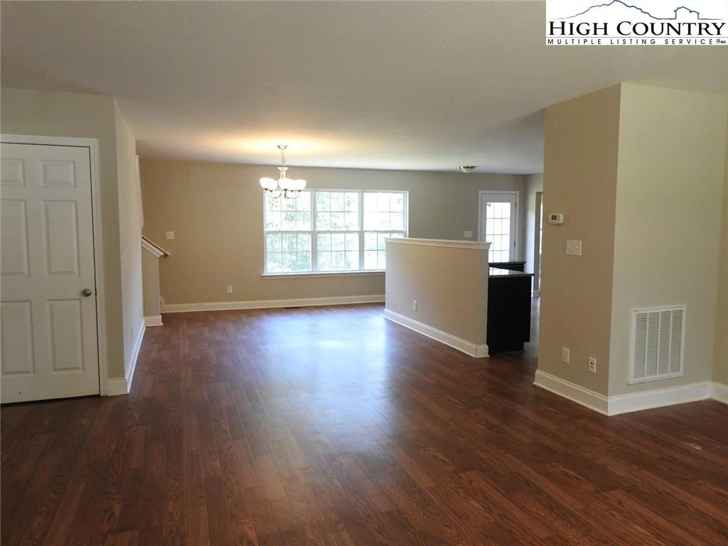 Image number 8 for the current listing