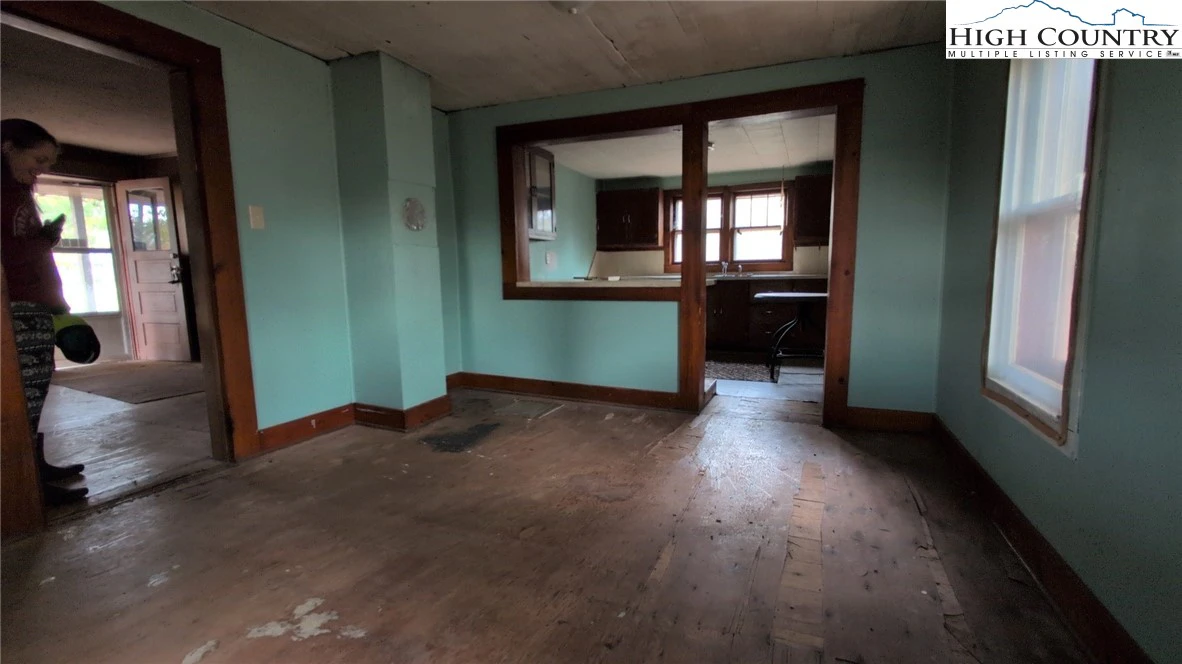 Image number 11 for the current listing