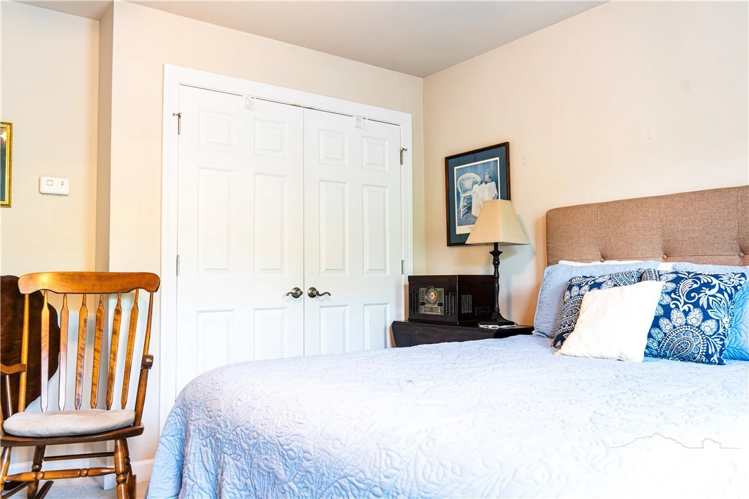 Image number 4 for the current listing