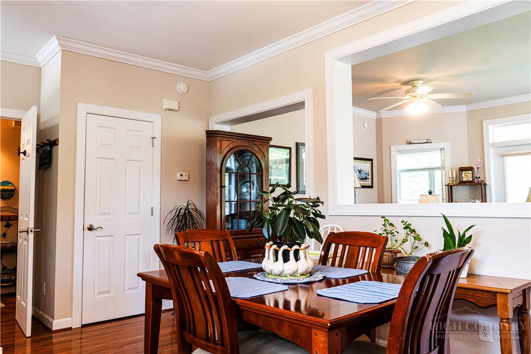 Image number 11 for the current listing