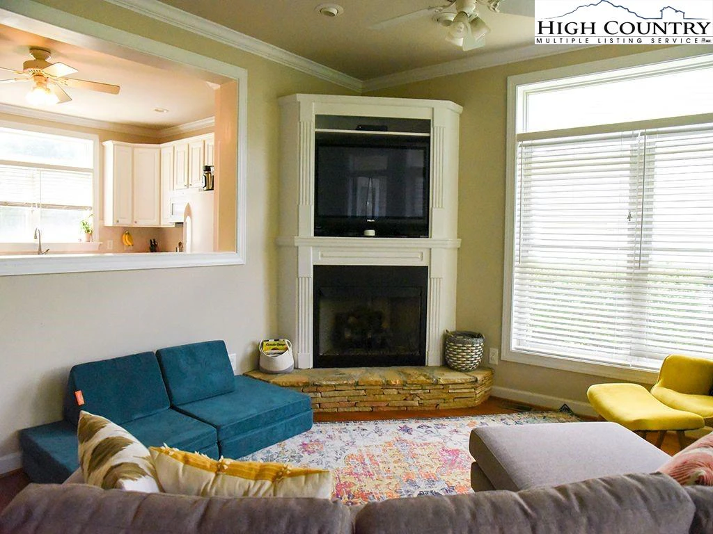 Image number 13 for the current listing