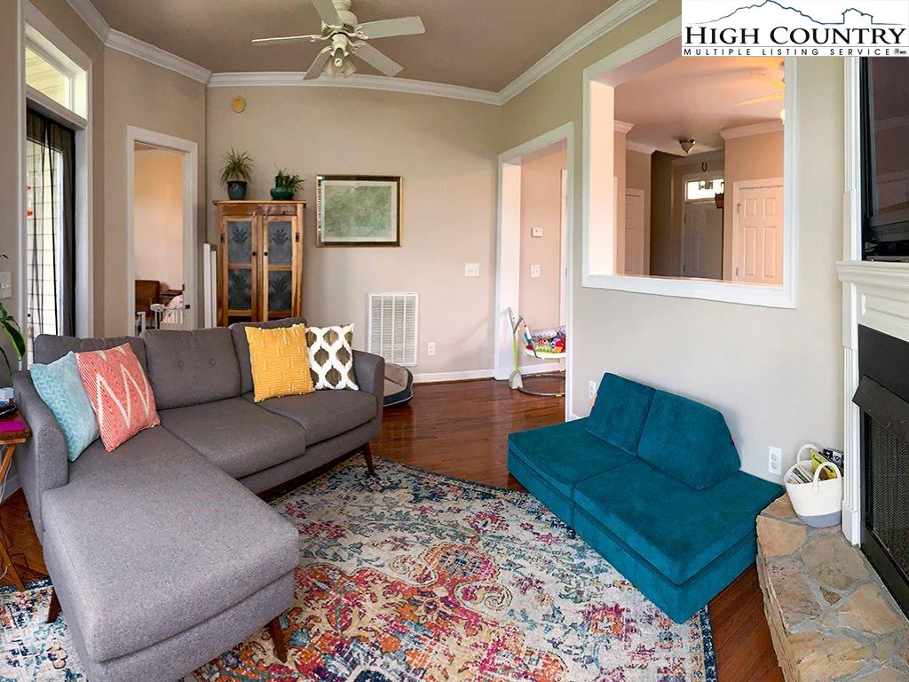 Image number 11 for the current listing