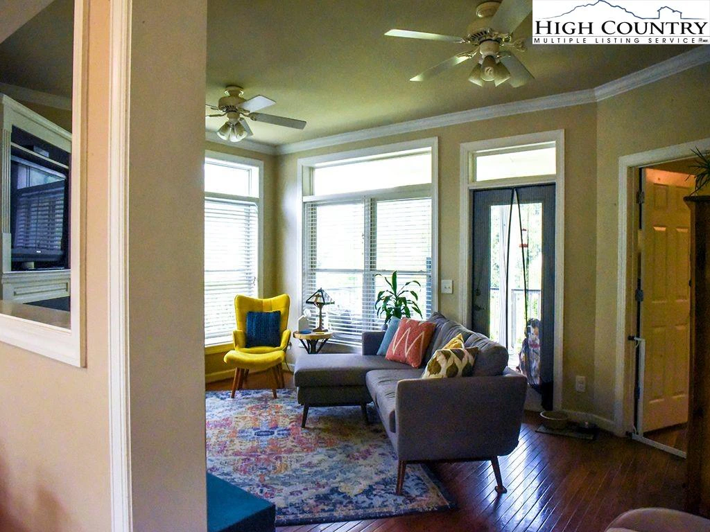 Image number 2 for the current listing