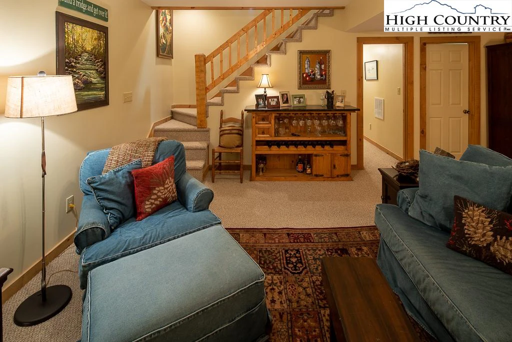 Image number 13 for the current listing
