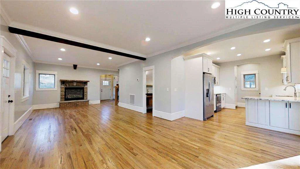 Image number 3 for the current listing