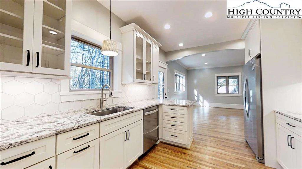 Image number 4 for the current listing