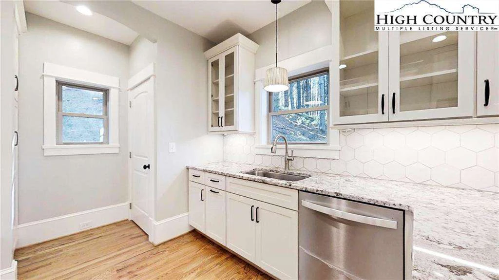 Image number 5 for the current listing