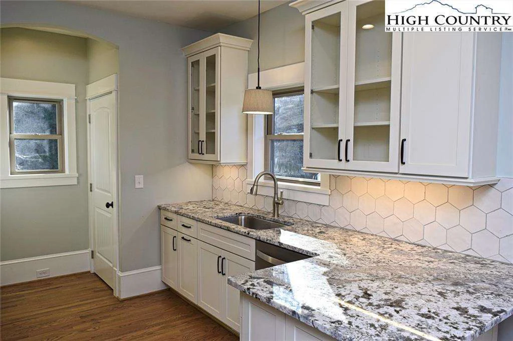 Image number 6 for the current listing
