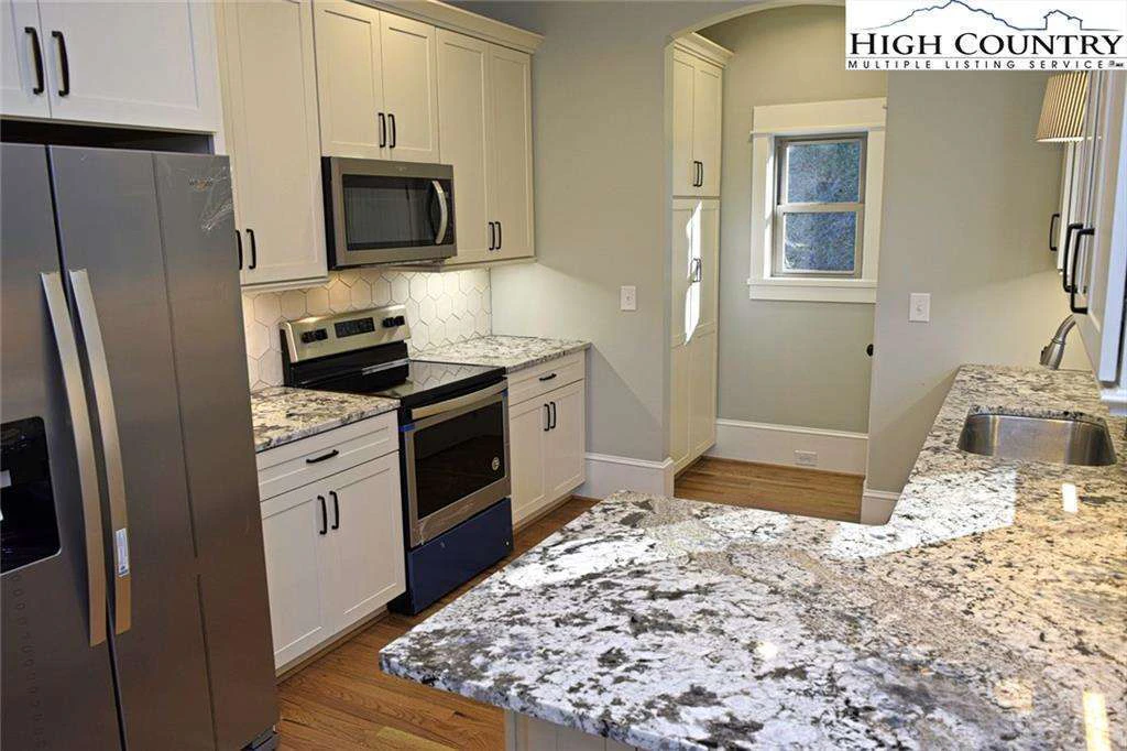 Image number 7 for the current listing