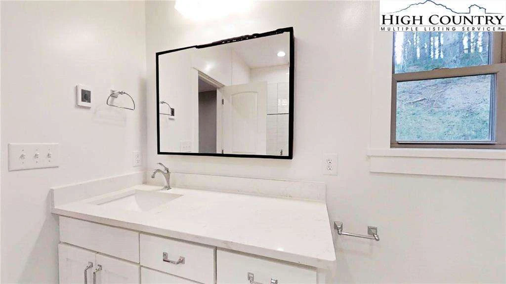 Image number 13 for the current listing