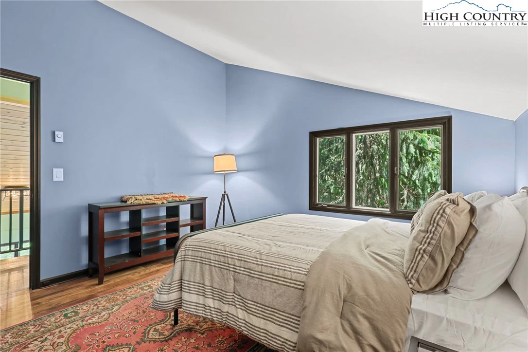 Image number 3 for the current listing
