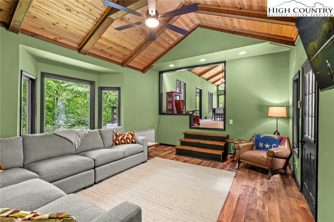 Image number 11 for the current listing