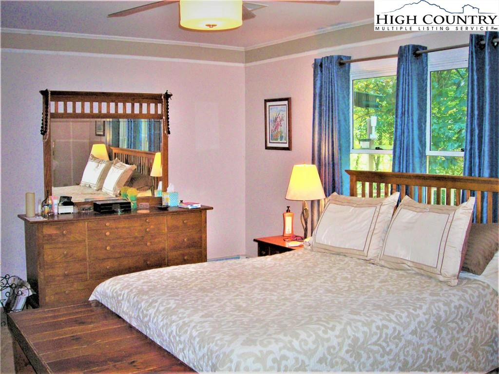 Image number 6 for the current listing