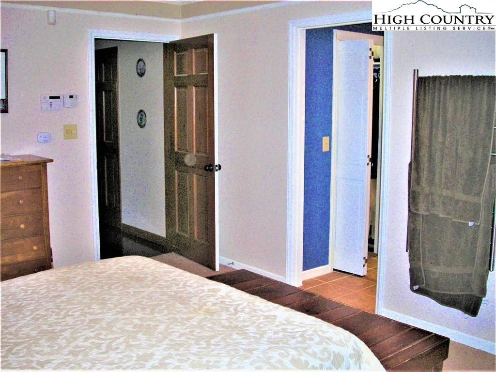 Image number 8 for the current listing