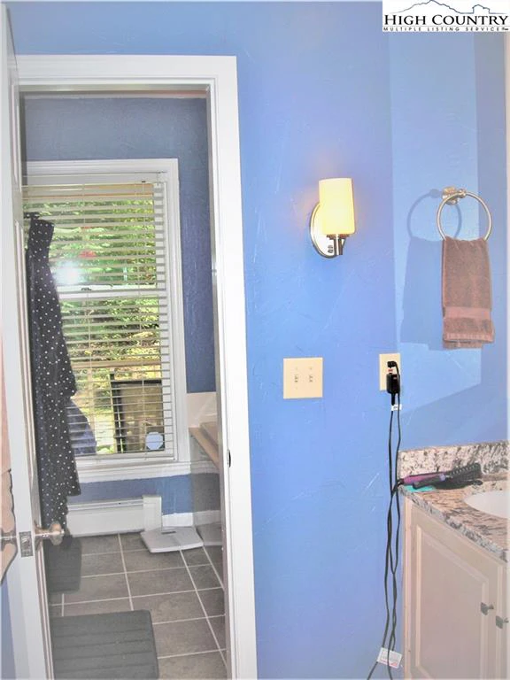 Image number 11 for the current listing