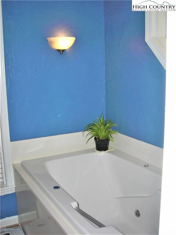 Image number 2 for the current listing