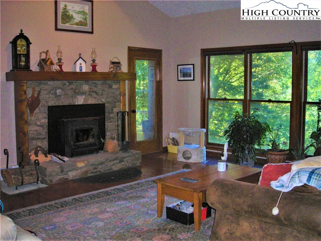 Image number 28 for the current listing